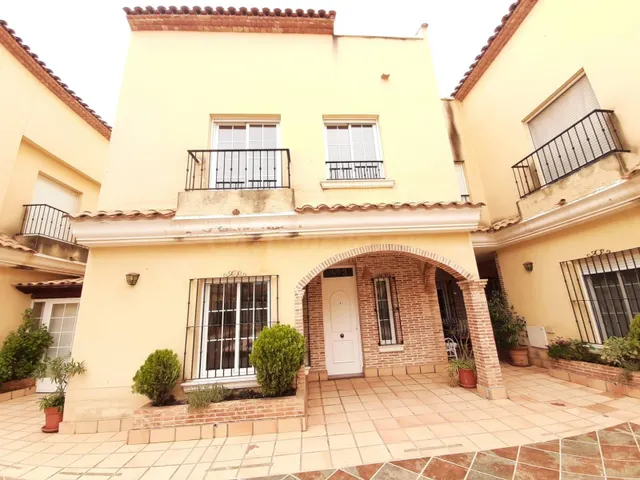 Bungalow de 4 Dormitorios y 3 Baños con Piscina y Garaje en 