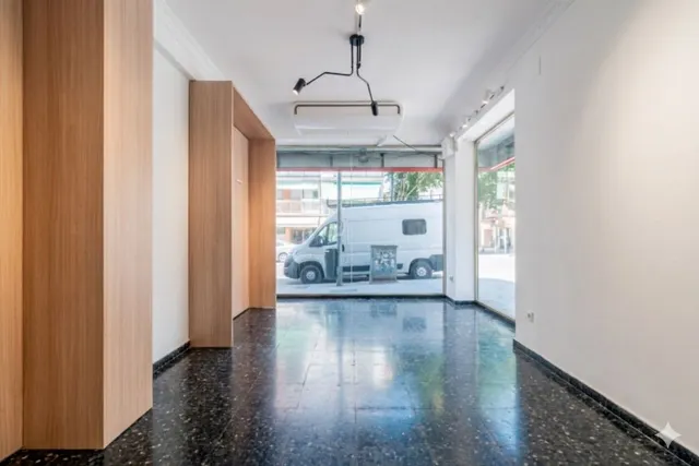 Magnífico local comercial con amplia fachada en esquina muy cerca de la calle Alcalá — 43