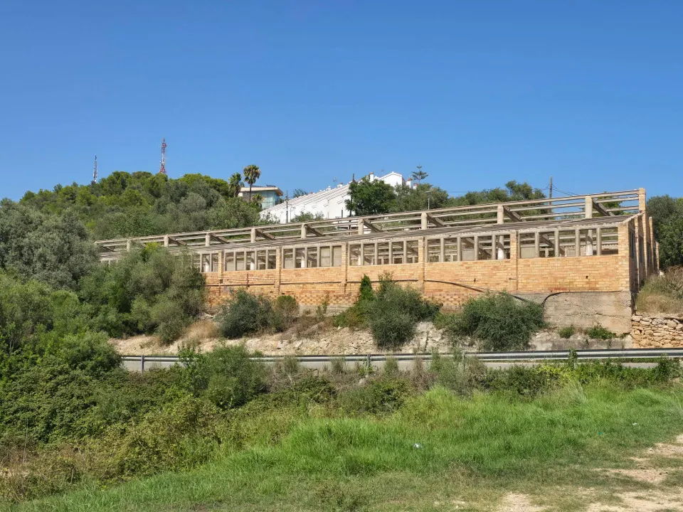 PARCELA DE 2.000 m2 CON EDIFICACIÓN DE 900 m2
