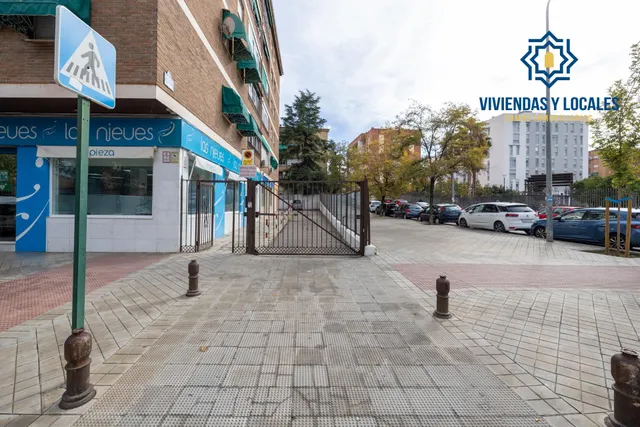 Local comercial en Granada, espalda Parque Lagos. Zona Colegio El Carmelo - Carrefour — 16