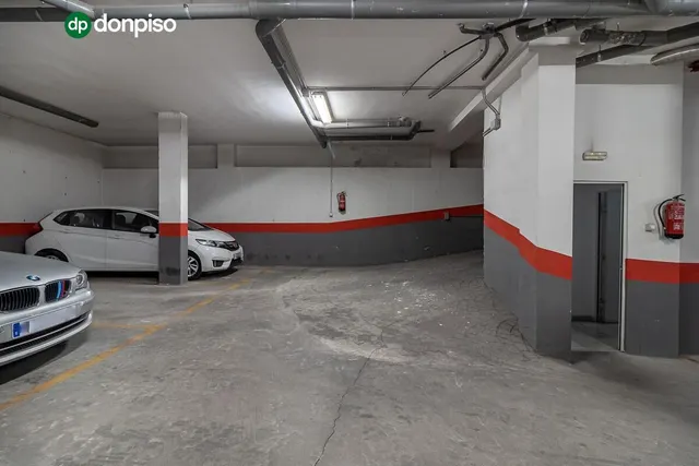 Plaza de garaje en el centro — 6