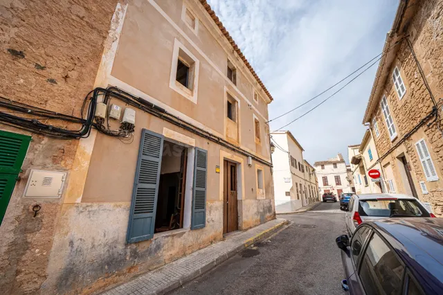 CASA A REFORMAR CON GRAN POTENCIAL EN EL CORAZON DE CAPDEPER
