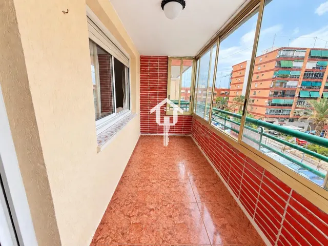 PISO EN VENTA EN ALICANTE. ZONA DE LA FLORIDA. 134m2 CON 4 habitaciones DOBLES, 2 BAÑOS COMPLETOS, TERCERA PLANTA CON ASCNESOR, TERRAZA Y DESPENSA. — 27