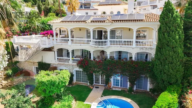 Villa Independiente con Vistas al Mar y Gran Potencial de Re