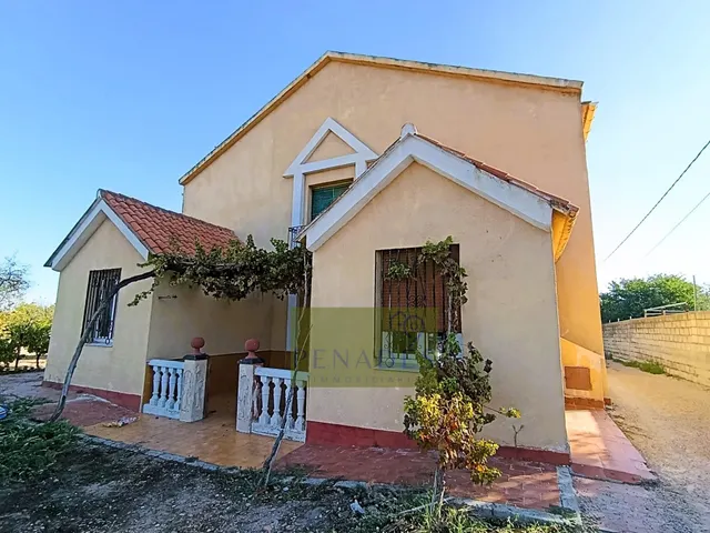 CHALET MUY CERCA DE LA POBLACION — 3