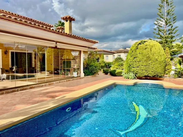 CHALET INDEPENDIENTE CON GRAN PARCELA Y PISCINA PRIVADA EN EL ALBIR, ALFAZ DEL PI — 2