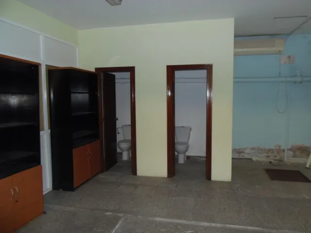 LOCAL ACONDICONADO  DE 400MTRS NECESITA REFORMAS SE DA CARENCIA, BIEN SITUADO  ES PLANTA SEMI SOTANO, CON OFICINAS Y BAÑOS, ZONA LA PAZ — 11