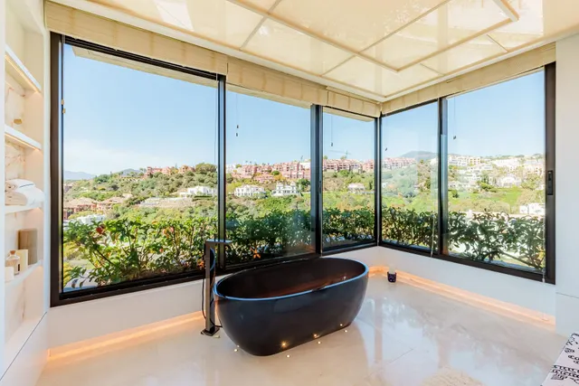 VILLA DE LUJO EN URBANIZACIÓN LA QUINTA, BENAHAVIS — 31