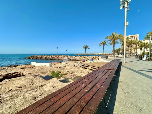 VENTA DE PISO EN TORREVIEJA, PRIMERA LÍNEA DE PLAYA Y VISTAS AL MAR — 5