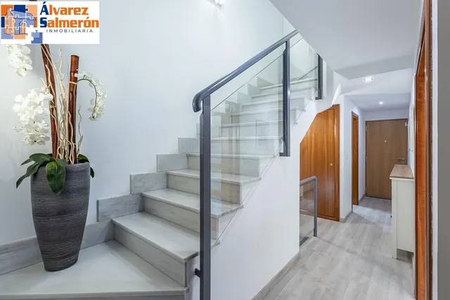 Amplia casa de 182 m2 con patio, gran sótano y a menos de 5 minutos del metro — 14