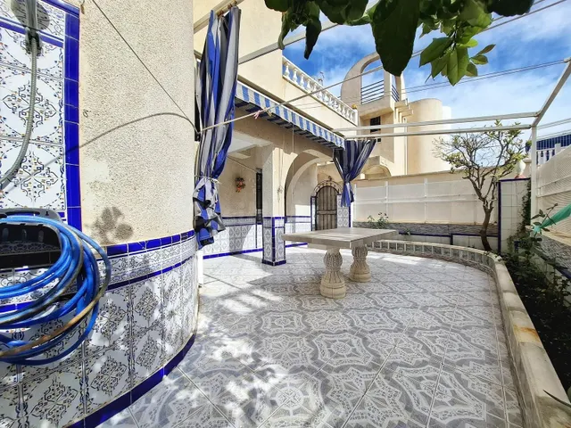 Amplio Quad en Torrevieja, Ideal para Reformar - €209,900 — 4