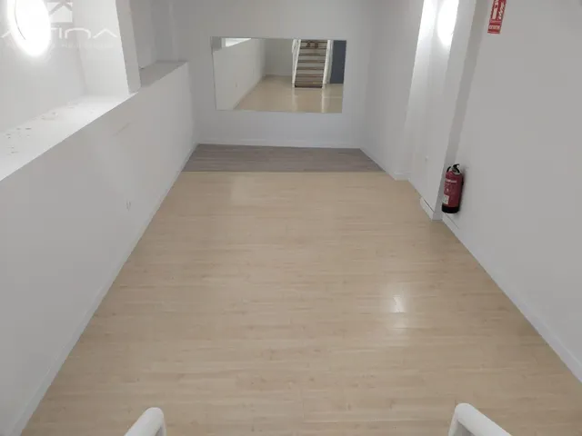 ¡Invierte en pleno corazón de Gandía! Un local con historia, luz y proyección. — 3
