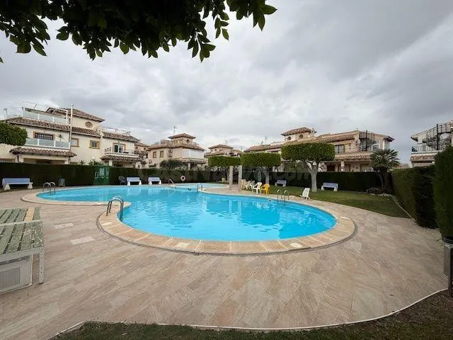 Bonita casa con piscina comunitaria en Punta Prima - foto 2