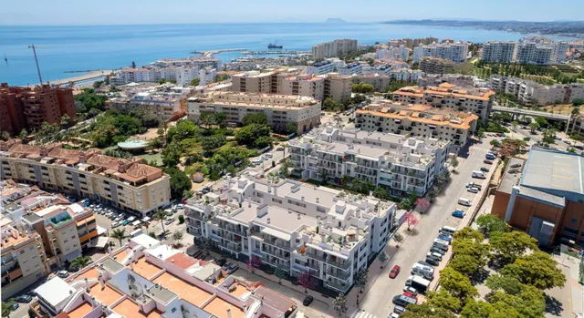 Ático de 2 dormitorios y 2 baños. Estepona Centro a 5 minuto - foto 2