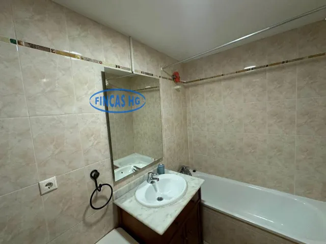 Bungalow de 260 m2 con jardín, buhardilla y garaje en urbanización con piscina en Ciudad Jardín, Alicante — 27