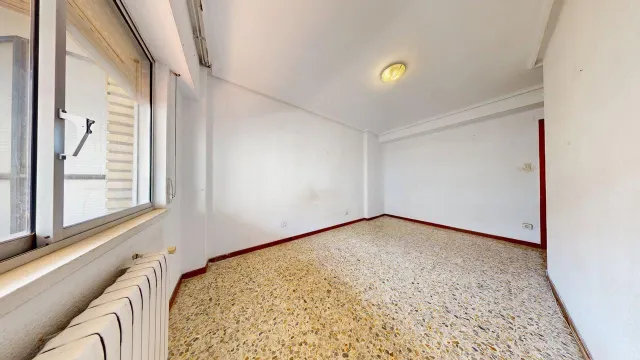 Piso de 77 m2 útiles. Distribuidos en tres dormitorios, salón, cocina, baño y zona de aparcamiento en la parte interior de la urbanización — 16