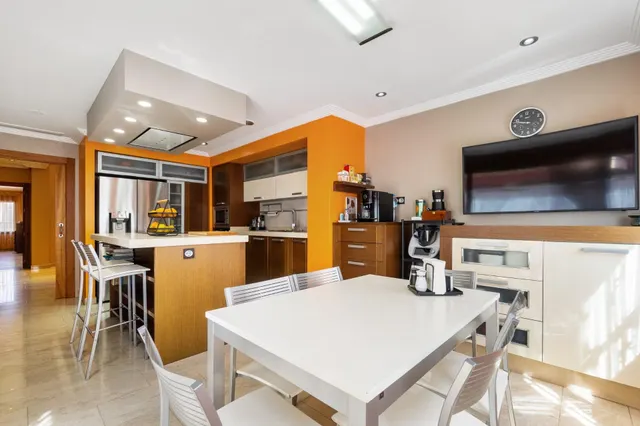 Impresionante villa de 620 metros con piscina, sotano, bodega y GYM!!! — 4