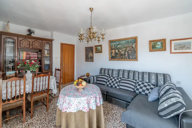 Gran Casa en Esquina en Atarfe – 4 Dormitorios, Piscina, Garaje y Espacio Comercial — 30