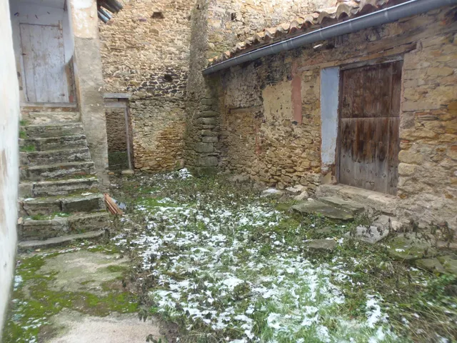 Casa grande haciendo esquina en el centro del pueblo, con patio grande, planta baja, dos alturas — 21