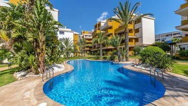 Preciosa vivien con piscina junto al mar en Punta Prima. Viv