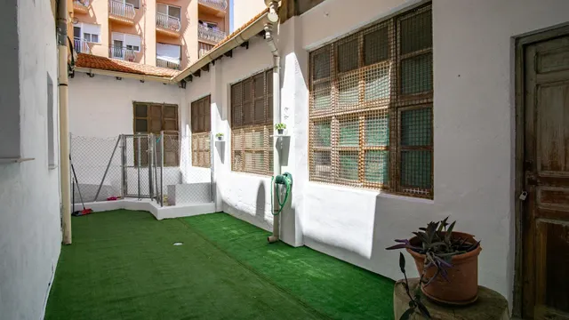 Casa en planta baja con entrada independiente, totalmente reformada, y local en planta baja. — 16