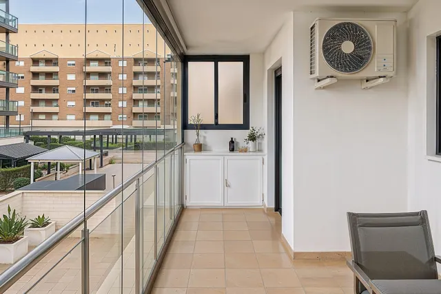 APARTAMENTO ESQUINERO CON TERRAZA Y GARAJE EN COMPLEJO RESIDENCIAL CON PISCINA Y ZONAS COMUNITARIAS — 6