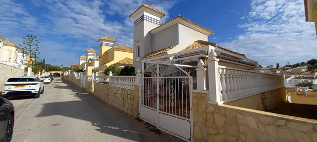 SE ALQUILA CHALET POR LARGO TIEMPO DE 3 DORMITORIOS Y 2 BAÑOS EN VILLA MARTIN (ORIHUELA COSTA) — 43