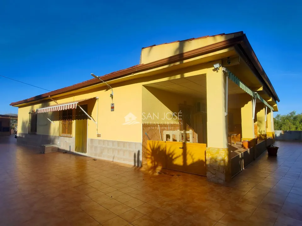 SE VENDE CHALET CON PISCINA EN MUY BUEN ESTADO EN ASPE ZONA DE UCHEL