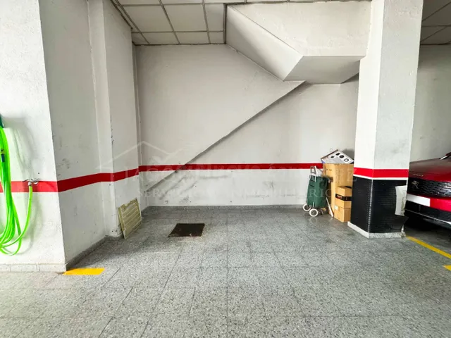 Plaza de garaje para coche pequeño o moto - 8metros, puerta 