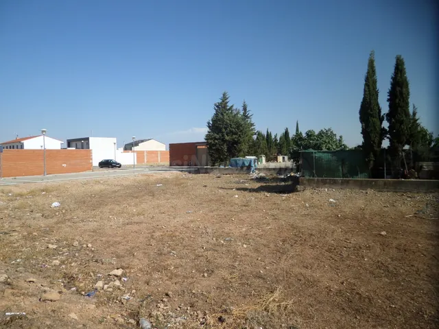 *SOLAR en ESQUINA, con 552 m2, en el POLÍGONO 20, por solo 8 - foto 2