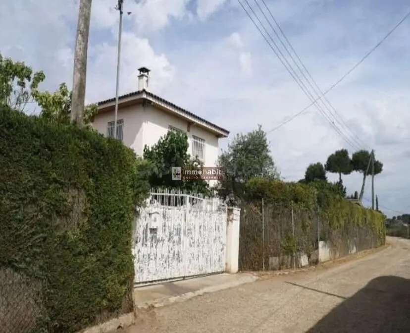 Xalet independiente de 198 m2 con 4 habitaciones cerca de Lleida