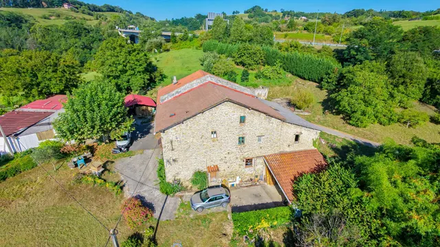 Caserío adosado con 16.277 m2 de terreno a un paso de Donostia — 37