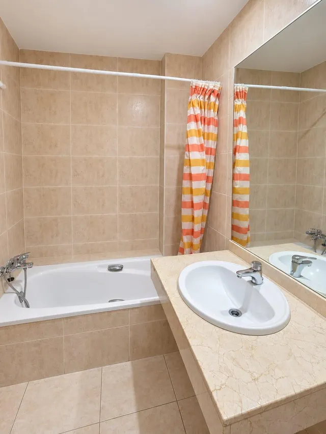 Piso exterior de 4 habitaciones con balcón y parking incluido en el centro de Reus — 21