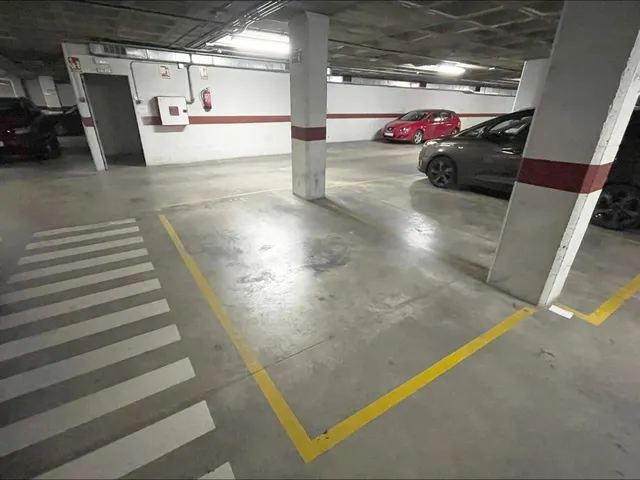 OCASIÓN: PLAZA PARA COCHE GRANDE O COCHE + MOTO EN PARQUE DE LA APARADORA — 6