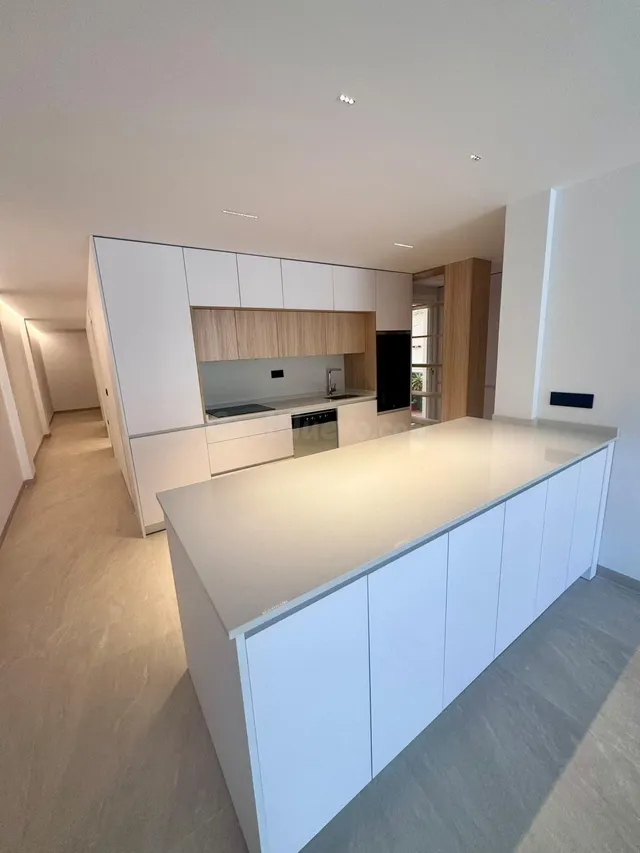 Apartamento reformado de 3 dormitorios en el centro de Torrevieja — 2
