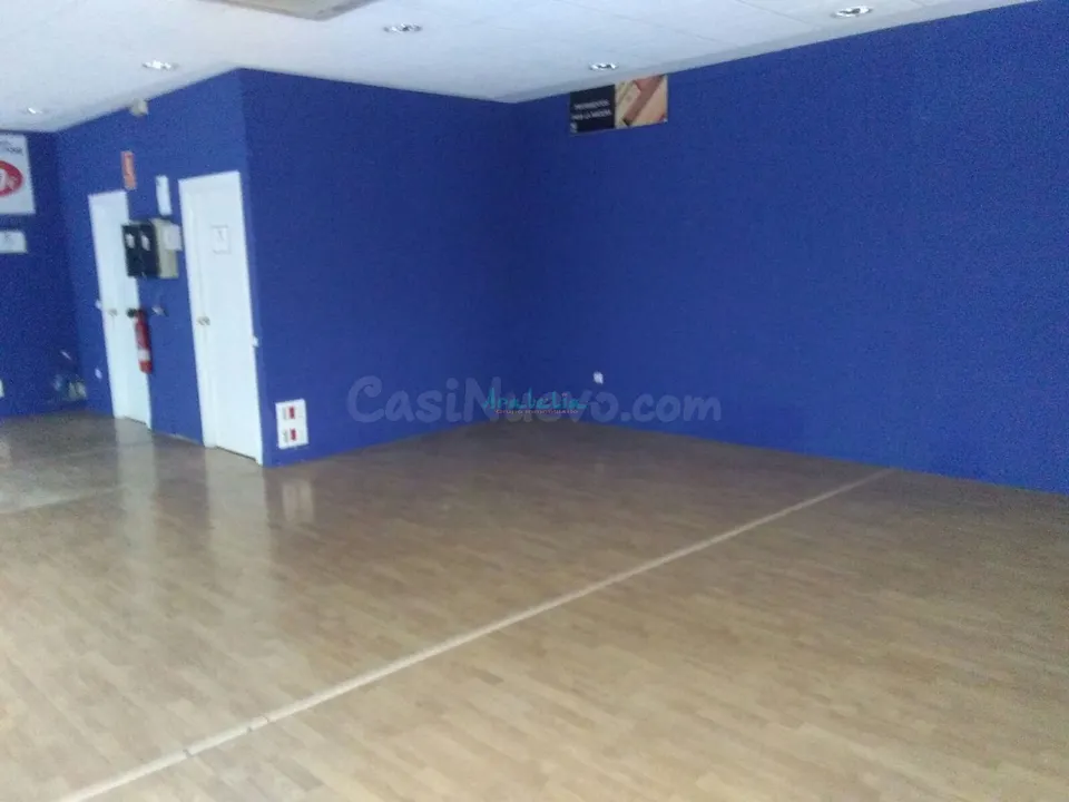 Local comercial 90m² en alquiler - Av. Barcelona - Viñuela - Rescatado