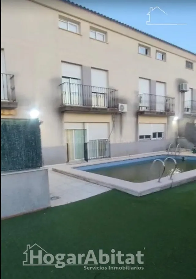 BONITO ADOSADO REFORMADO CON TERRAZA, BARBACOA, GARAJE Y PIS