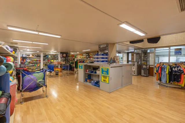 Amplio local comercial en una de las zonas más consolidadas de Granada con salida a dos calles — 9