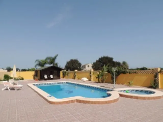 CHALET DE LUJO CON MUY BUENA ORIENTACION EN LUGAR MUY TRANQUILO — 4