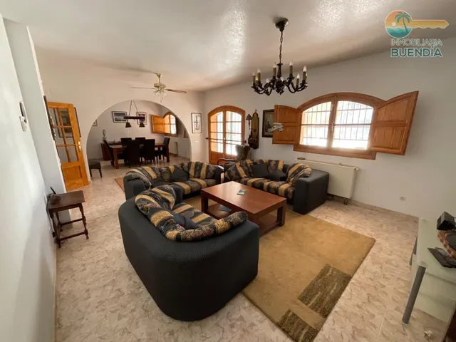 Amplia casa de campo con hangar privado y piscina — 8
