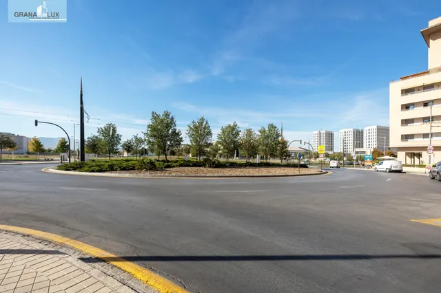 Local comercial en el Campus de la Salud ideal para inversión. — 22