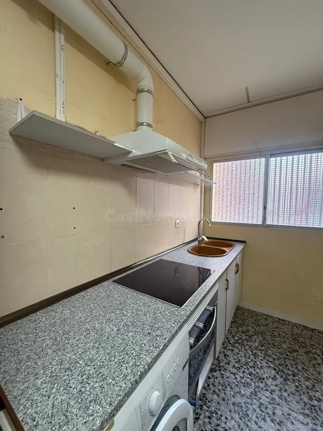 Bajo estudio ideal estudiantes · Zona universidades · 1 hab · Cocina y baño · Gastos no incluidos — 4