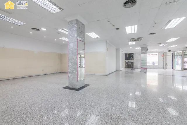 Local de 200 metros en venta en el centro de El Altet. — 15
