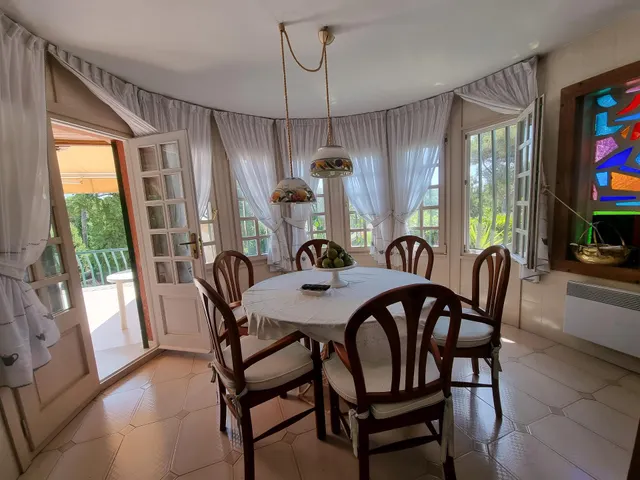 Chalet con patio, piscina, jardin, tenis, porche ,bodega  y garage — 8