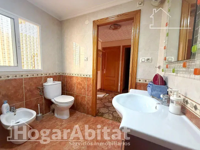 ¡En buena zona! Casa amplia y luminosa con gran terraza y balcón — 34