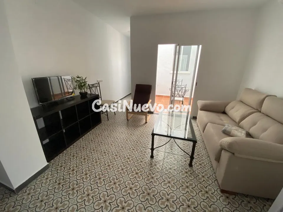 Centro San Julián, cerca de la Ronda. Excelente apartamento reformado con patio propio se alquila.