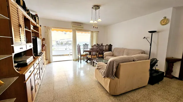 Magnifico piso en edificio en primera linea de playa en Estepona pueblo — 3