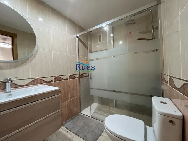 Piso reformado en primera línea del mar con terraza y piscina comunitaria — 28