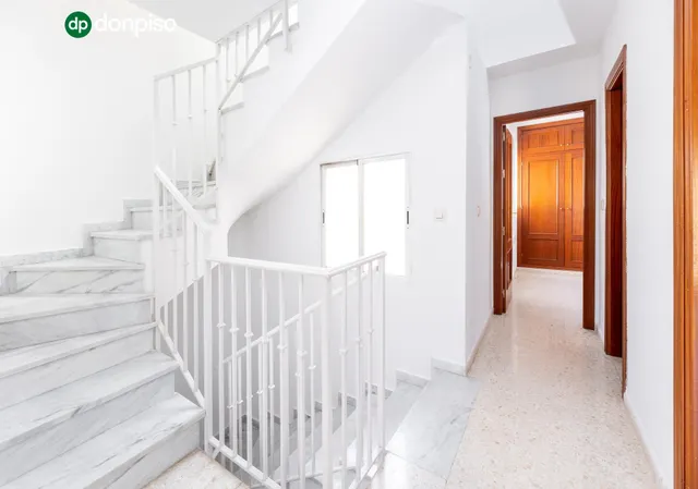 Vive en el corazón de Armilla: 4 dormitorios, patio, terraza y garaje — 11