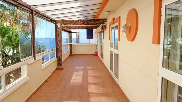 Ático de 2 dormitorios con terraza acristalada y vistas al m